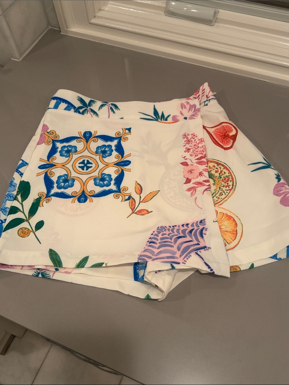 Flying Tomato White Floral & Tile Print Wrap Skort Size M